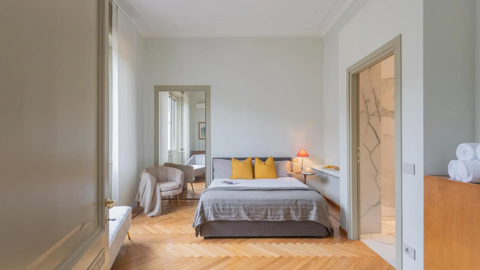 Garibaldi'S Balcony By Rent All Como Apartman